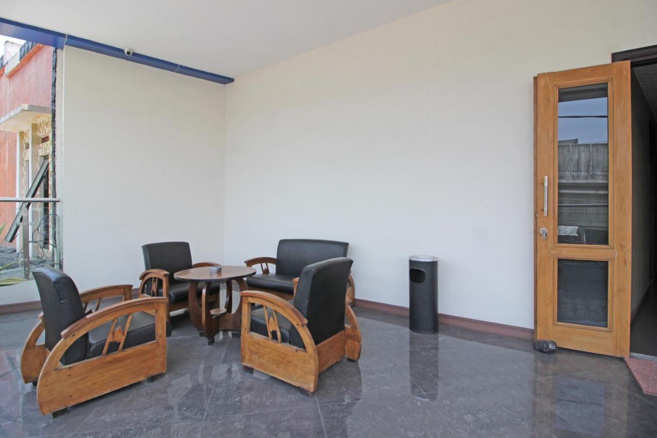 Reddoorz Near Uns Solo Hotel Exterior foto