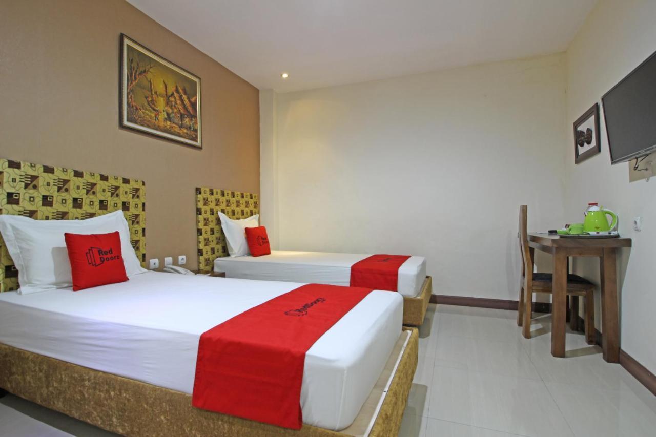 Reddoorz Near Uns Solo Hotel Exterior foto