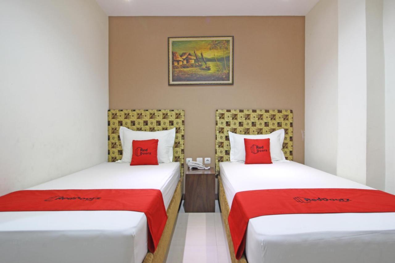 Reddoorz Near Uns Solo Hotel Exterior foto