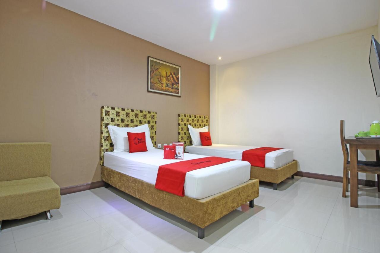 Reddoorz Near Uns Solo Hotel Exterior foto